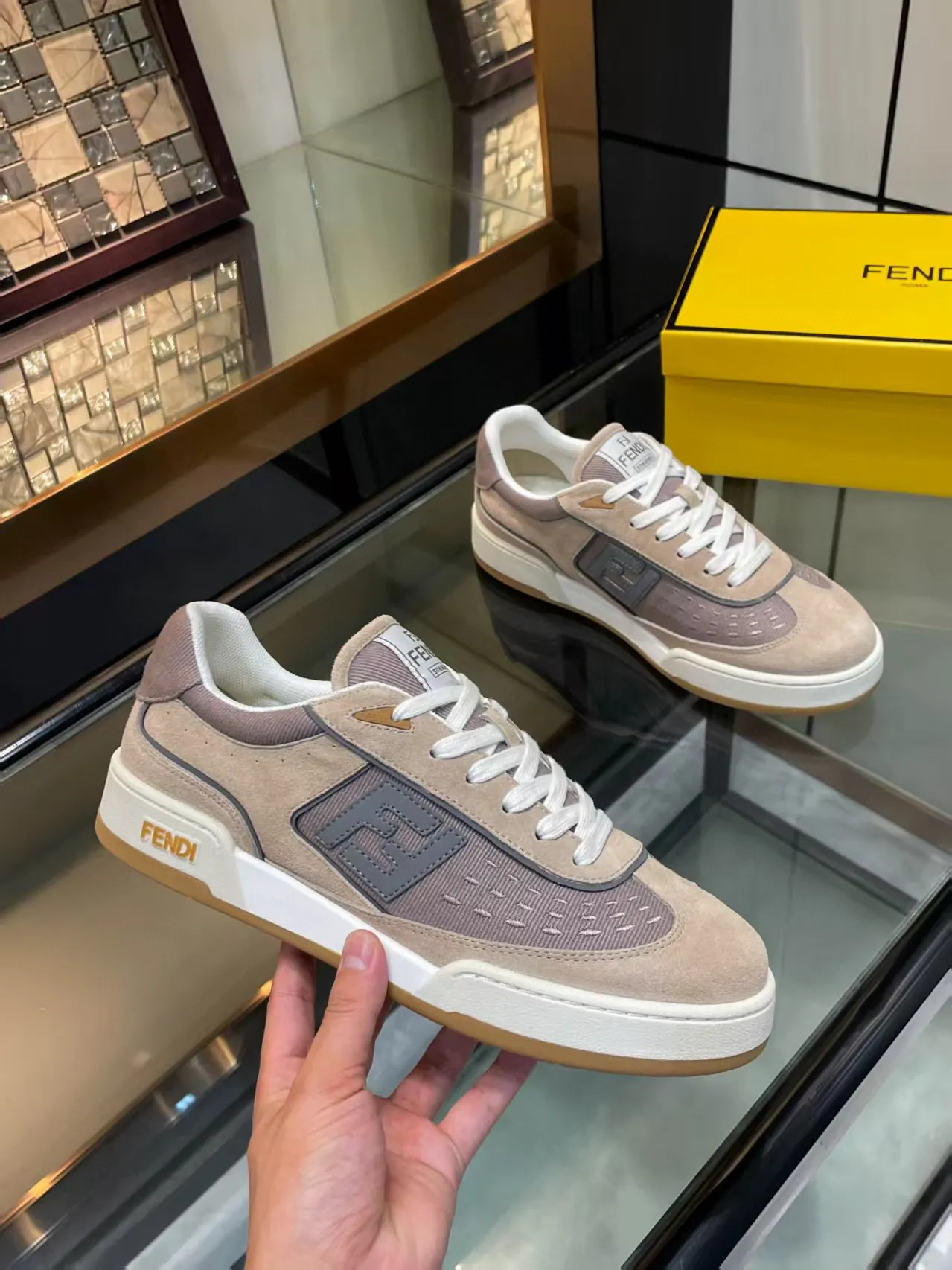 Factory price: 600💰Top version for couples Fendi 2025 New Year Hot Series [Couples👫Casual Sports Shoes] FD match Original Purchased One to One Reproduction The first sports shoe fendi match created by designer Kim Jones and Donkey Brand Trainer basketball sneakers, fresh blood injected with FF retro design Super good-looking and versatile, the upper is made of cowhide and cowhide splicing combination, with raised double F on the side The logo lining is made of terry velvet ✔️ Super soft on the feet, lightweight, comfortable to match with sweatshirts, Fabric: Cowhide ➕ Cow color matching, Outsole: Original open mold multi-color color matching sole, Packaging: Original full set of packaging, Size: Women's 35-40 / Men's 38-44, customized 45